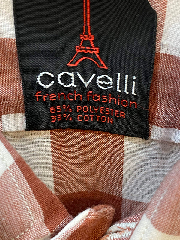 „Markenetikett Cavelli French Fashion in einem rot weiß karierten Herren Trachtenhemd“