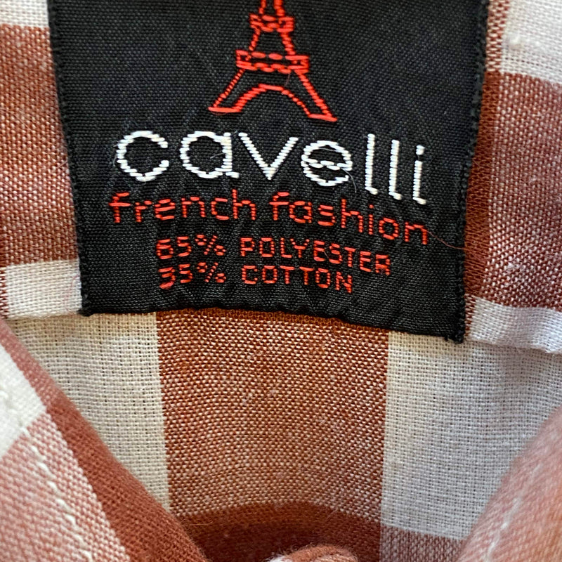 „Markenetikett Cavelli French Fashion in einem rot weiß karierten Herren Trachtenhemd“