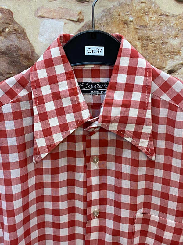 „Detailansicht eines rot weiß karierten Vintage Trachtenhemds für Herren mit breitem Kragen“
