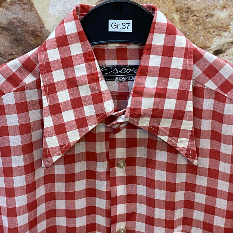 „Detailansicht eines rot weiß karierten Vintage Trachtenhemds für Herren mit breitem Kragen“