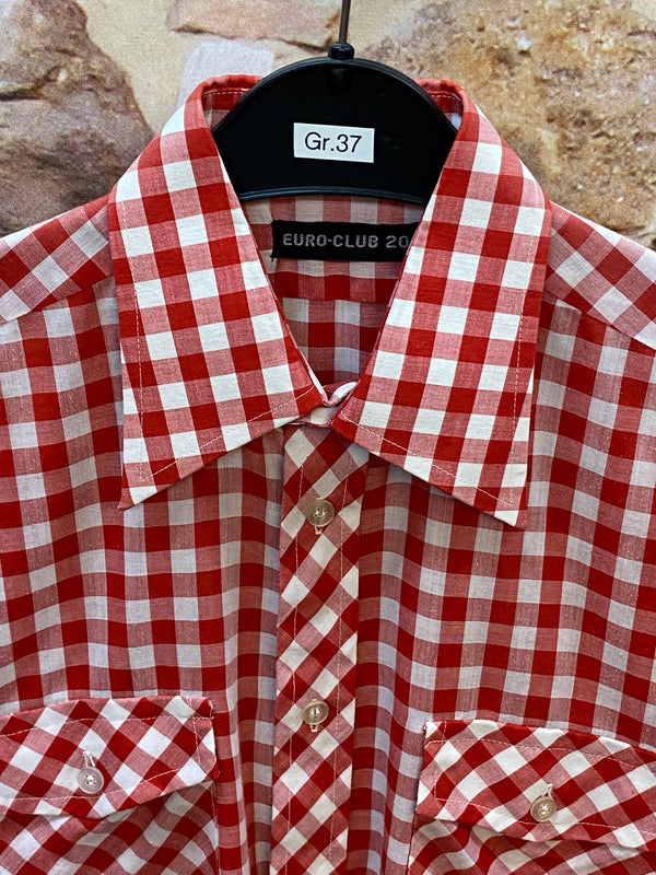 „Detailansicht Vintage Herren Trachtenhemd rot weiß kariert mit breitem Kragen und Brusttaschen“
