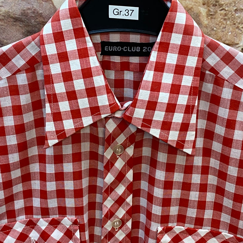 „Detailansicht Vintage Herren Trachtenhemd rot weiß kariert mit breitem Kragen und Brusttaschen“