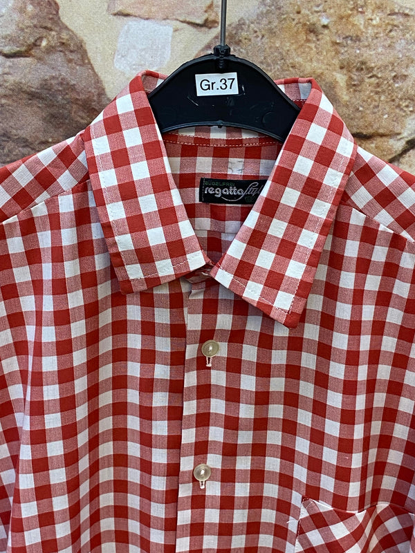 „Detailansicht rot weiß kariertes Trachtenhemd Regatta Style mit Kragen und Brusttasche“