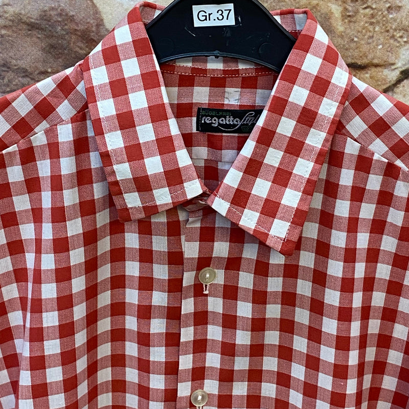 „Detailansicht rot weiß kariertes Trachtenhemd Regatta Style mit Kragen und Brusttasche“