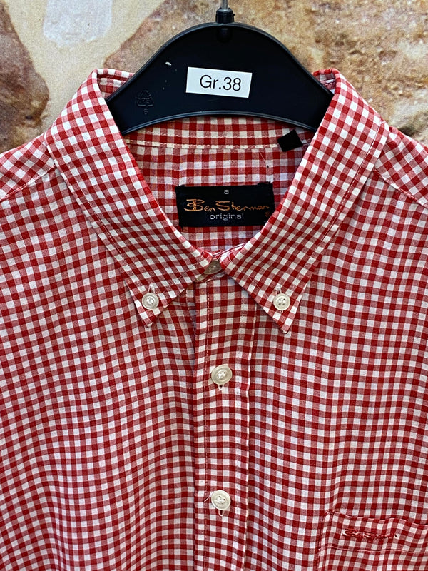 „Detailansicht des rot weiß karierten Ben Sherman Herrenhemdes mit Button-down-Kragen und Markenetikett“