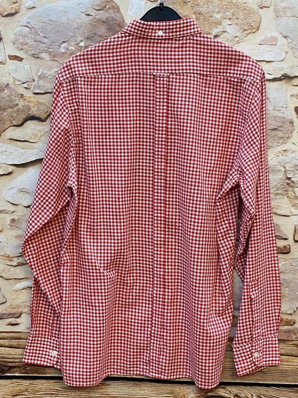 „Rückansicht des rot weiß karierten Ben Sherman Herren Trachtenhemdes mit langen Ärmeln“