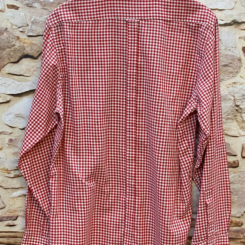 „Rückansicht des rot weiß karierten Ben Sherman Herren Trachtenhemdes mit langen Ärmeln“