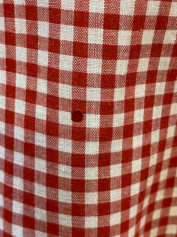 „Detailaufnahme des kleinen Lochs im rot weiß karierten Ben Sherman Herrenhemd Sale“