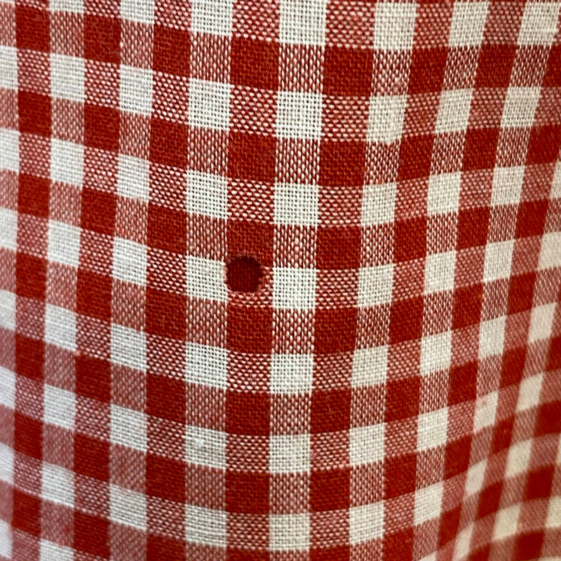 „Detailaufnahme des kleinen Lochs im rot weiß karierten Ben Sherman Herrenhemd Sale“