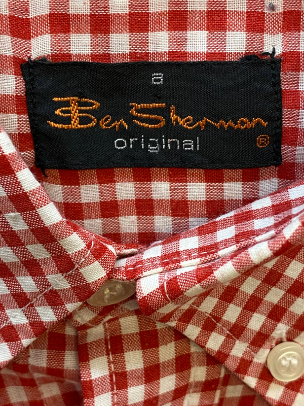 „Nahaufnahme des feinen rot weißen Karomusters vom Ben Sherman Trachtenhemd Herren“