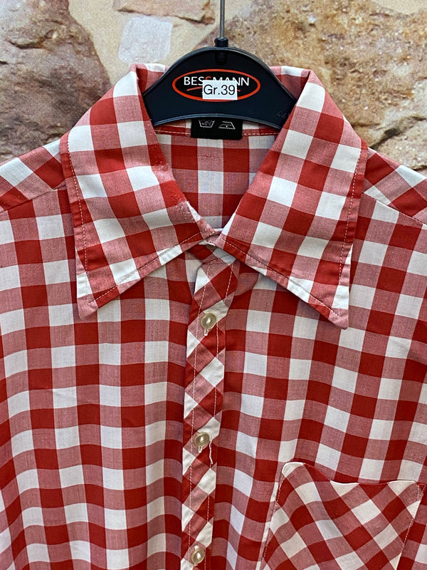 „Detailansicht vom rot weiß karierten Vintage Trachtenhemd Herren mit breitem Kragen und diagonaler Knopfleiste“