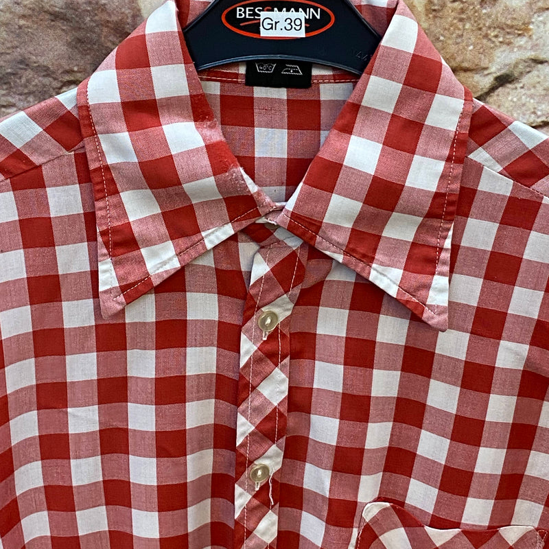 „Detailansicht vom rot weiß karierten Vintage Trachtenhemd Herren mit breitem Kragen und diagonaler Knopfleiste“