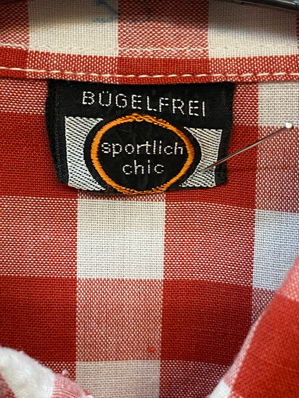 „Innenetikett Bügelfrei sportlich chic am rot weiß karierten Vintage Herren Trachtenhemd“