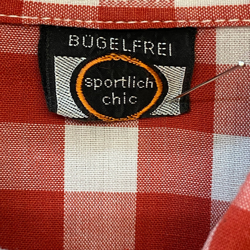„Innenetikett Bügelfrei sportlich chic am rot weiß karierten Vintage Herren Trachtenhemd“