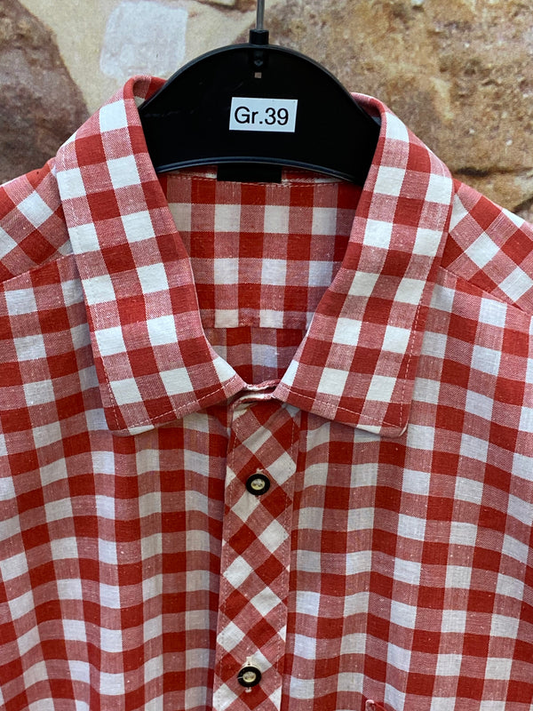 „Detailansicht vom rot weiß karierten Vintage Trachtenhemd Herren mit breitem Kragen und dunklen Knöpfen“