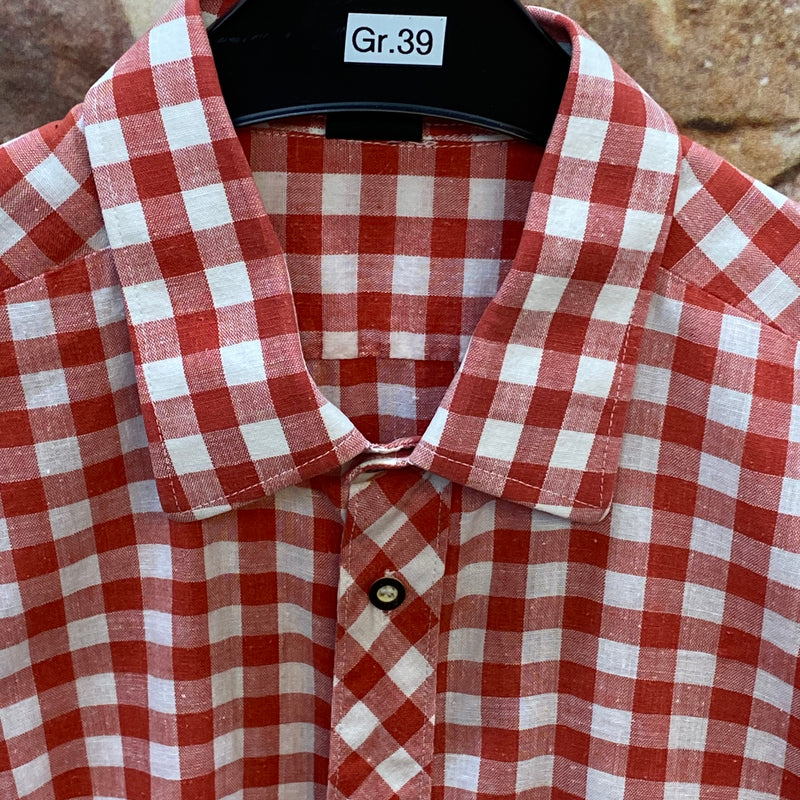 „Detailansicht vom rot weiß karierten Vintage Trachtenhemd Herren mit breitem Kragen und dunklen Knöpfen“