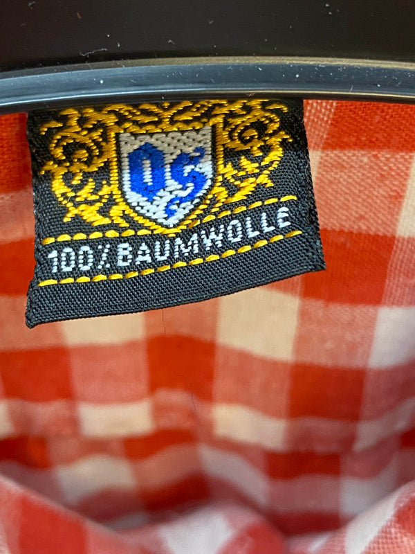 „Materialetikett des rot weiß karierten Vintage Herren Trachtenhemdes aus 100 Prozent Baumwolle“