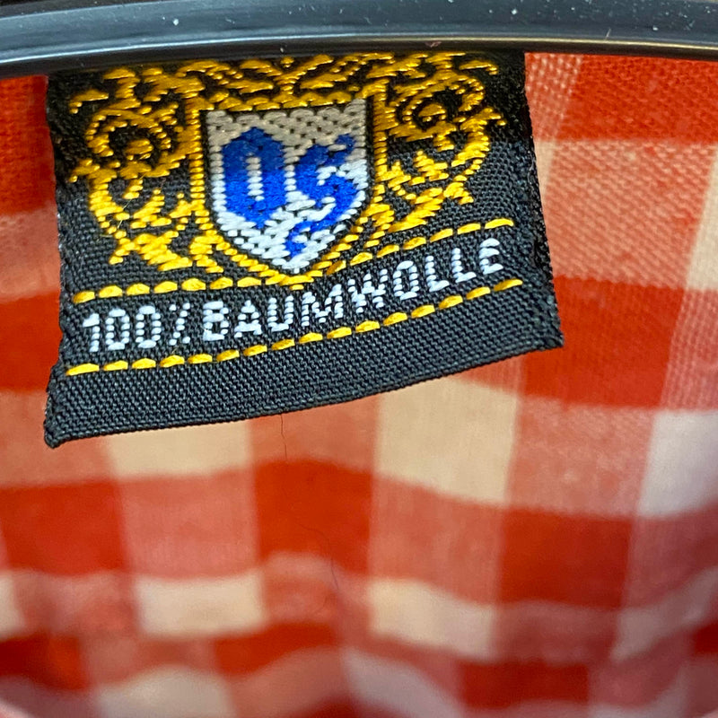 „Materialetikett des rot weiß karierten Vintage Herren Trachtenhemdes aus 100 Prozent Baumwolle“