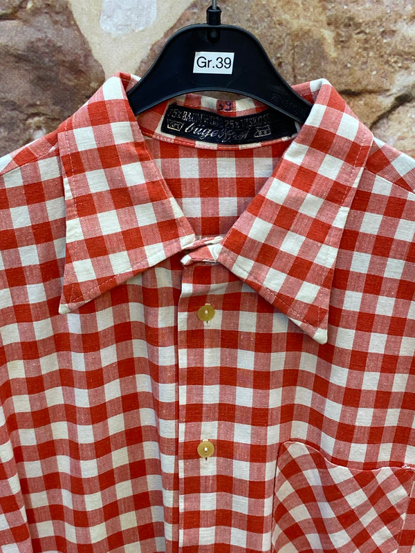 „Detailansicht vom rot weiß karierten Vintage Herren Trachtenhemd in Größe 39 mit breitem Kragen und hellen Knöpfen“