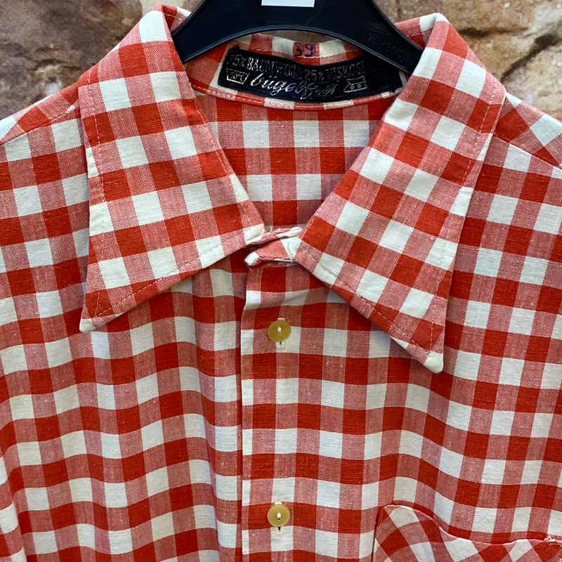 „Detailansicht vom rot weiß karierten Vintage Herren Trachtenhemd in Größe 39 mit breitem Kragen und hellen Knöpfen“