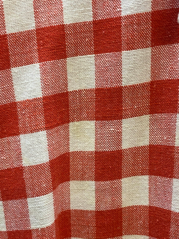„Nahaufnahme des rot weißen Karomusters vom Vintage Trachtenhemd Herren im Landhausstil“