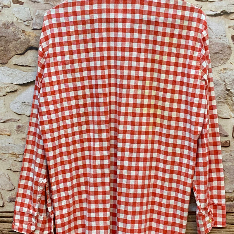 „Rückansicht des rot weiß karierten Vintage Herren Trachtenhemdes mit langen Ärmeln in Größe 39“