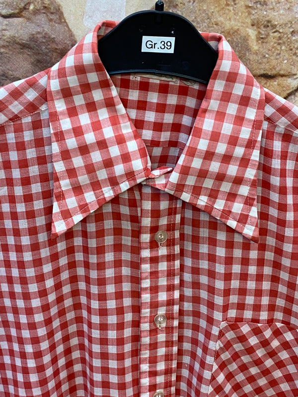 „Detailansicht vom rot weiß karierten Vintage Trachtenhemd Herren mit breitem Kragen und heller Knopfleiste“