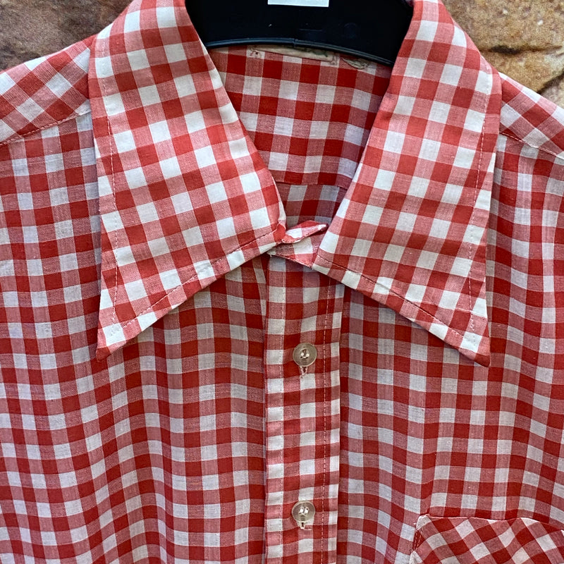 „Detailansicht vom rot weiß karierten Vintage Trachtenhemd Herren mit breitem Kragen und heller Knopfleiste“