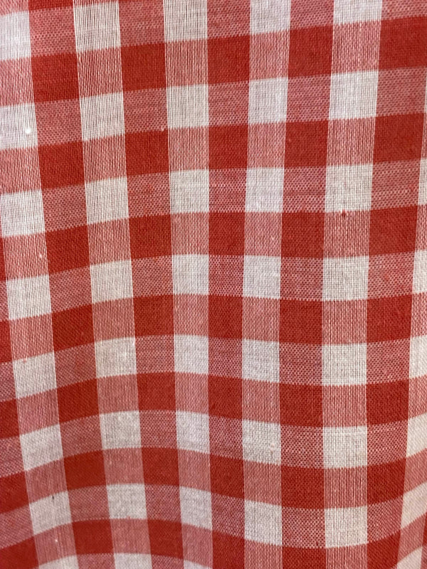 „Nahaufnahme des rot weißen Karomusters vom Vintage Herren Trachtenhemd im Landhausstil“