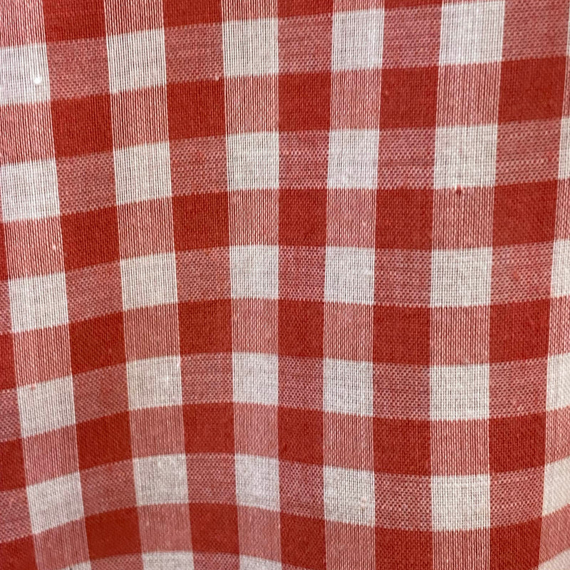 „Nahaufnahme des rot weißen Karomusters vom Vintage Herren Trachtenhemd im Landhausstil“