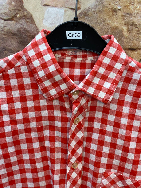 „Detailansicht vom rot weiß karierten Vintage Trachtenhemd Herren mit breitem Kragen und diagonaler Knopfleiste“