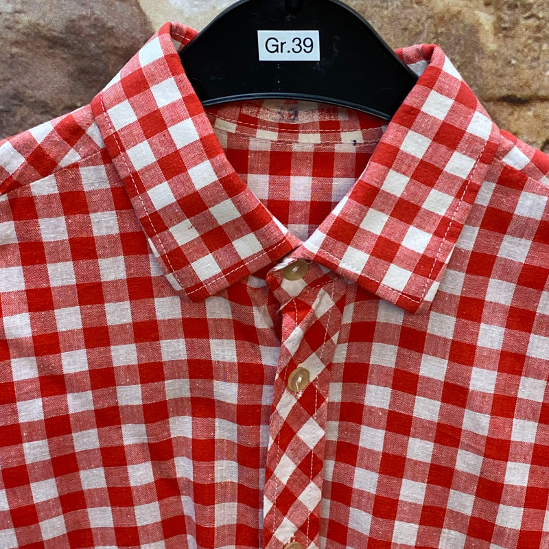 „Detailansicht vom rot weiß karierten Vintage Trachtenhemd Herren mit breitem Kragen und diagonaler Knopfleiste“