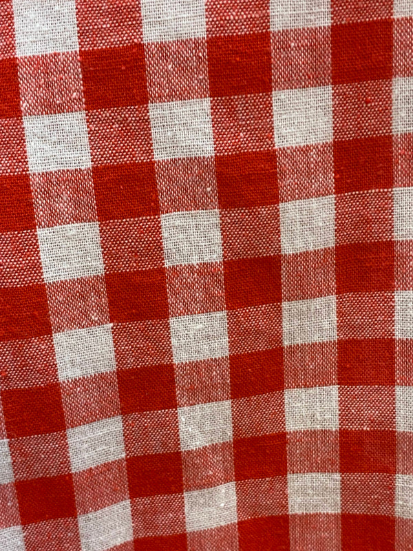 „Nahaufnahme des rot weißen Karomusters vom Vintage Herren Trachtenhemd im Landhausstil“