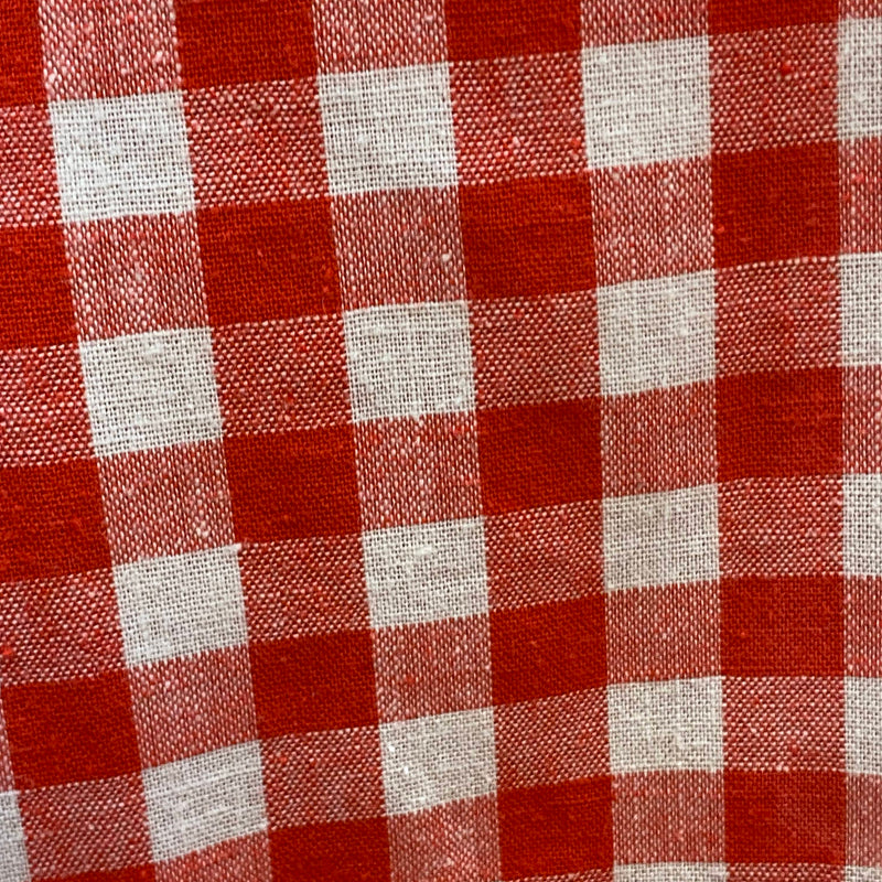 „Nahaufnahme des rot weißen Karomusters vom Vintage Herren Trachtenhemd im Landhausstil“
