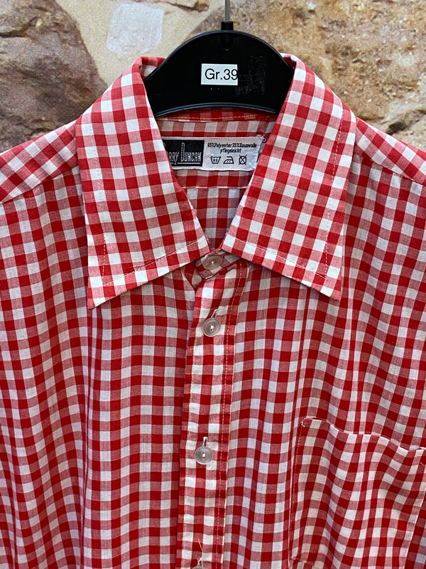 „Detailansicht vom rot weiß karierten Vintage Trachtenhemd Herren mit breitem Kragen und heller Knopfleiste“
