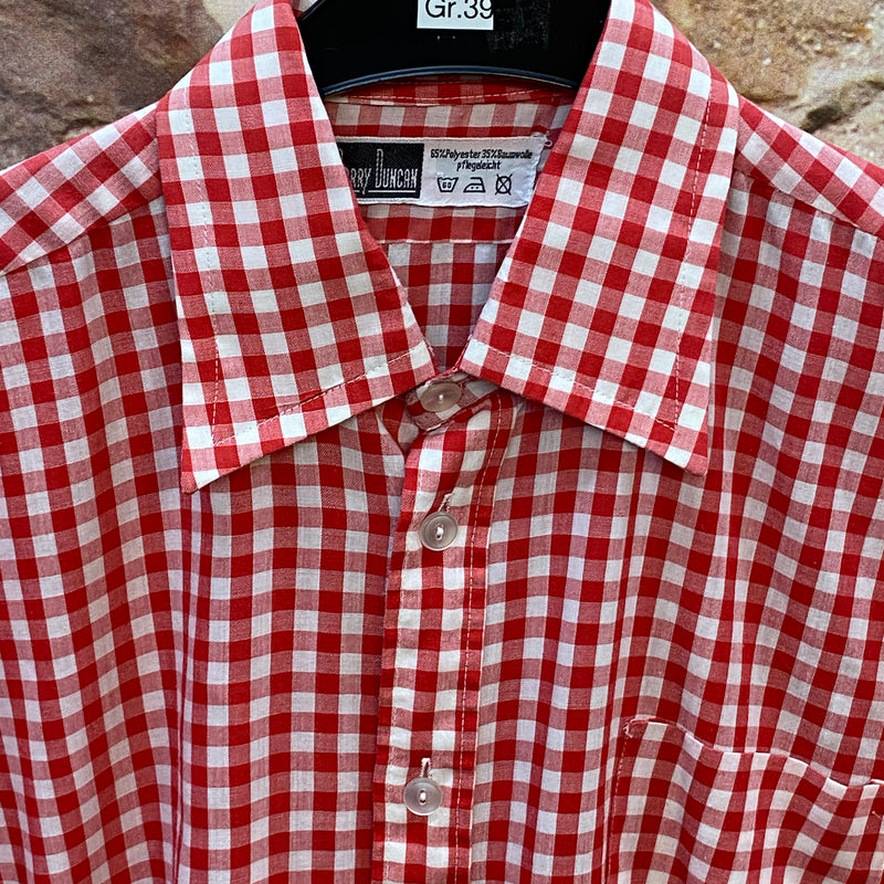 „Detailansicht vom rot weiß karierten Vintage Trachtenhemd Herren mit breitem Kragen und heller Knopfleiste“