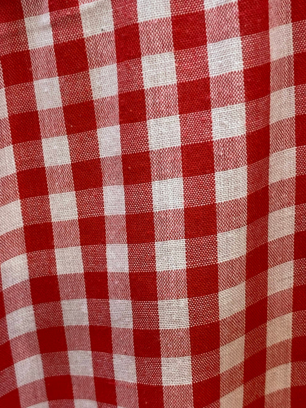 „Stoffdetail vom rot weiß karierten Vintage Herren Trachtenhemd im klassischen Vichy-Karo“