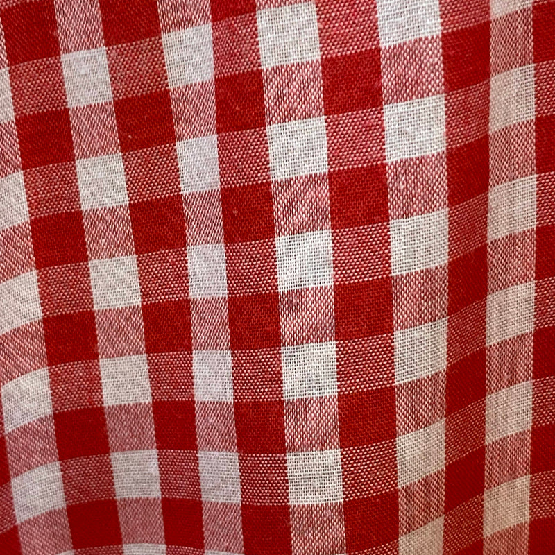 „Stoffdetail vom rot weiß karierten Vintage Herren Trachtenhemd im klassischen Vichy-Karo“