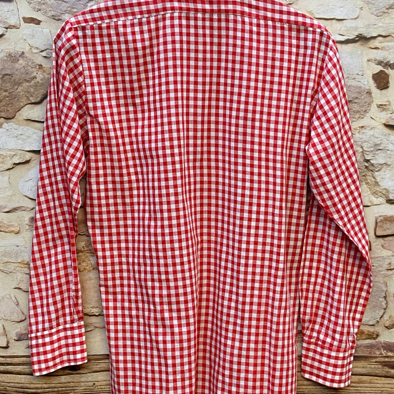 „Rückansicht des rot weiß karierten Vintage Trachtenhemdes für Herren mit langen Ärmeln“