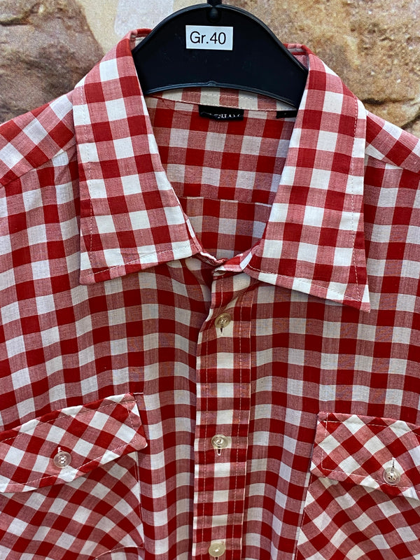„Detailansicht vom rot weiß karierten Vintage Trachtenhemd Herren Größe 40 mit breitem Kragen und zwei Brusttaschen“