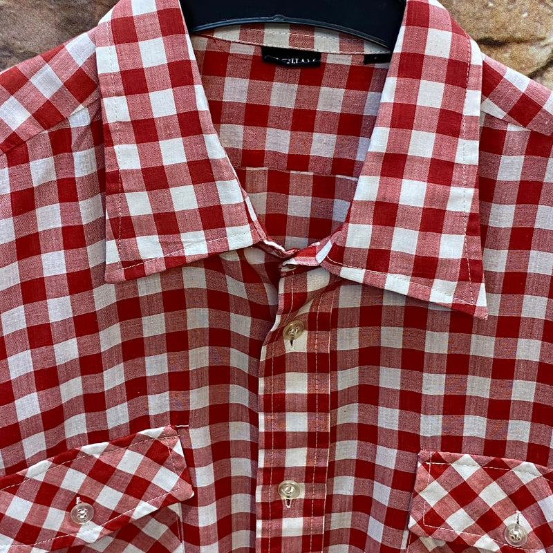 „Detailansicht vom rot weiß karierten Vintage Trachtenhemd Herren Größe 40 mit breitem Kragen und zwei Brusttaschen“