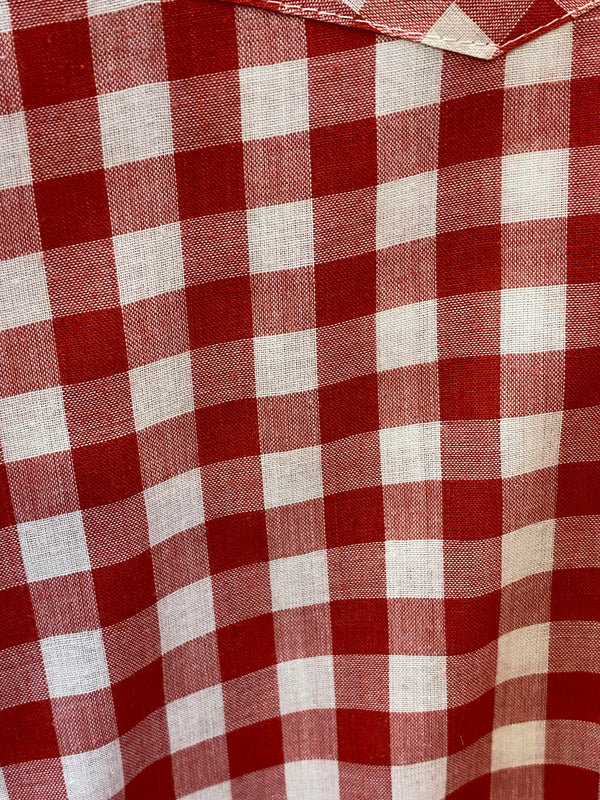„Stoffdetail des rot weiß karierten Vintage Trachtenhemdes für Herren im klassischen Vichy-Karo“