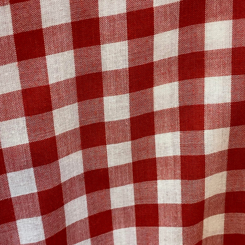 „Stoffdetail des rot weiß karierten Vintage Trachtenhemdes für Herren im klassischen Vichy-Karo“