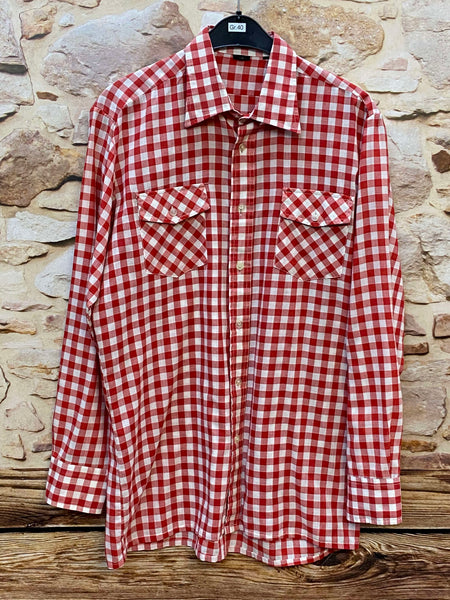 „Vintage Trachtenhemd Herren rot weiß kariert Größe 40 mit Langarm und zwei geknöpften Brusttaschen Vorderansicht“