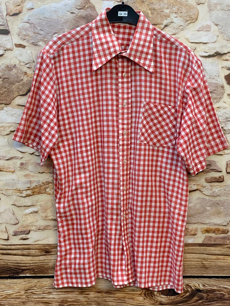 „Vintage Trachtenhemd Herren rot weiß kariert in Größe 39 mit Kurzarm und Brusttasche Vorderansicht“