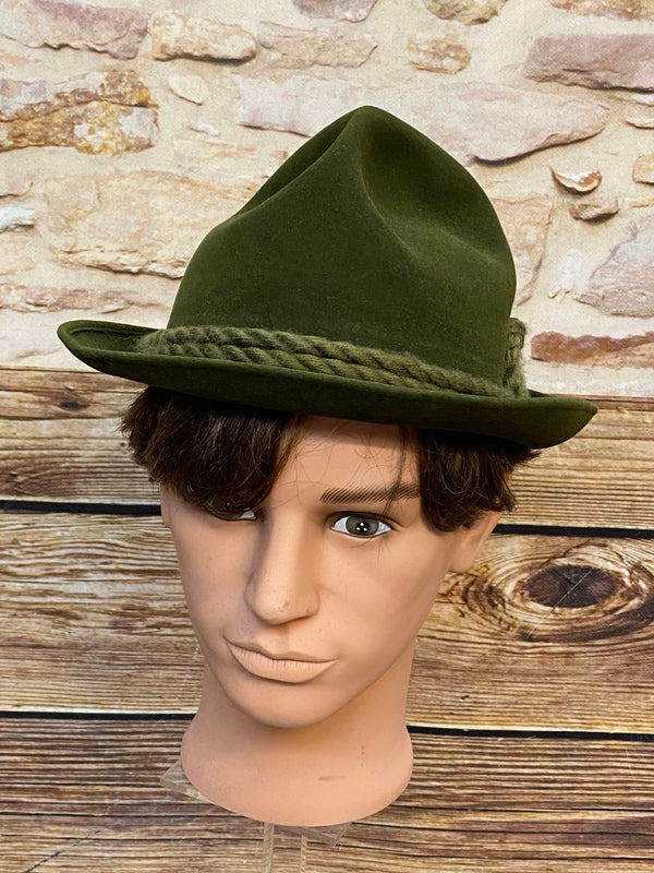 „Vintage Trachtenhut grün aus Filz mit geflochtenem Hutband Größe 56 auf Kopfmodell“