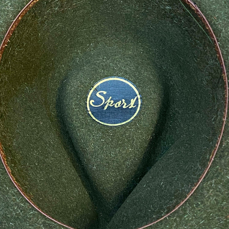 „Innenansicht Vintage Trachtenhut grün mit Markenlabel Sport ohne Schweißband“