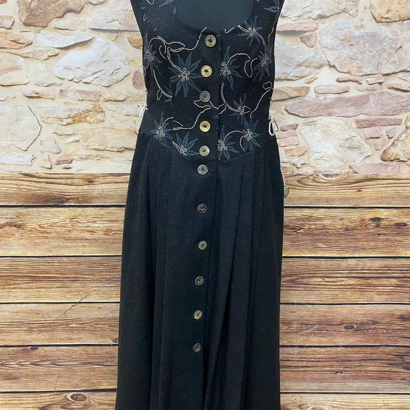 Schwarzes wadenlanges Vintage Trachtenkleid Größe 38 von Perry mit Stickerei, Knopfleiste und Schnürung.