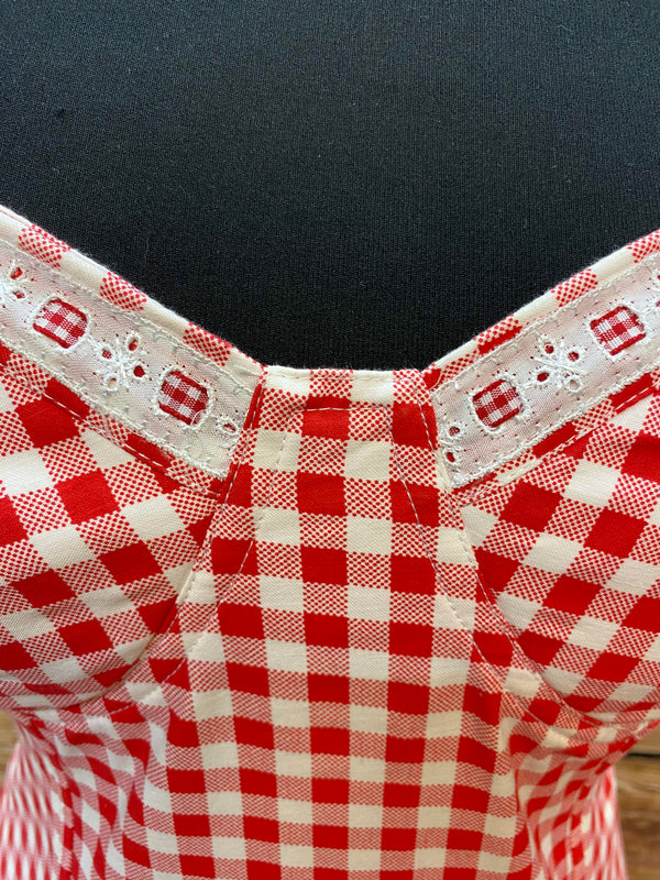 „Ärmelloses Vintage Trachtenmieder mit Lochspitze und Karomuster“
