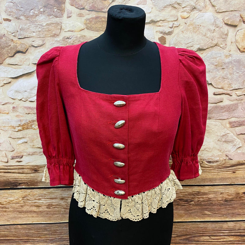 Rotes Vintage Trachtenoberteil mit Spitze und Knöpfen, Größe 34.